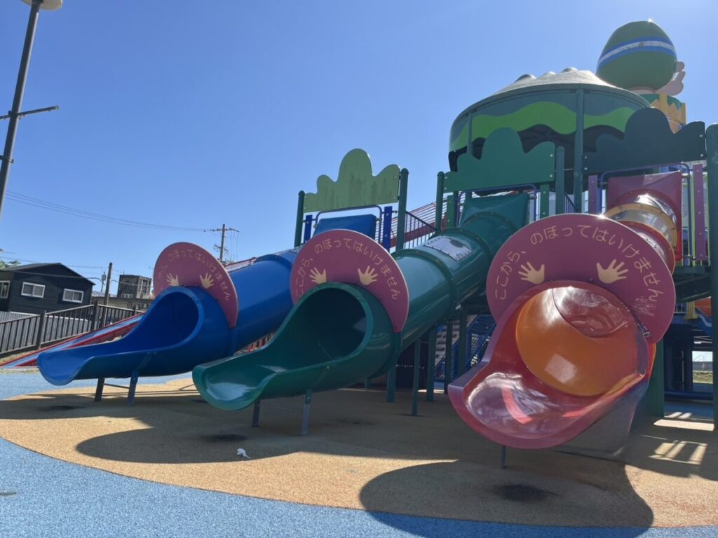 らせん状のロング滑り台