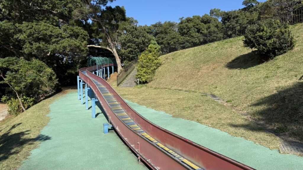 名護城公園ウーマク広場のロング滑り台