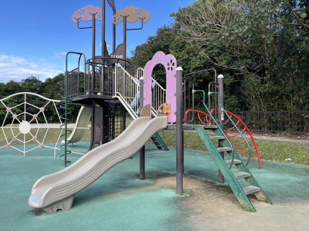 幼児向けの小さな滑り台と遊具