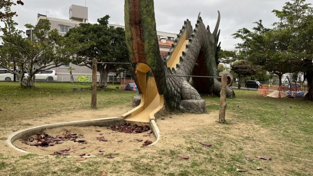 浦添ドラゴン公園のドラゴン滑り台2