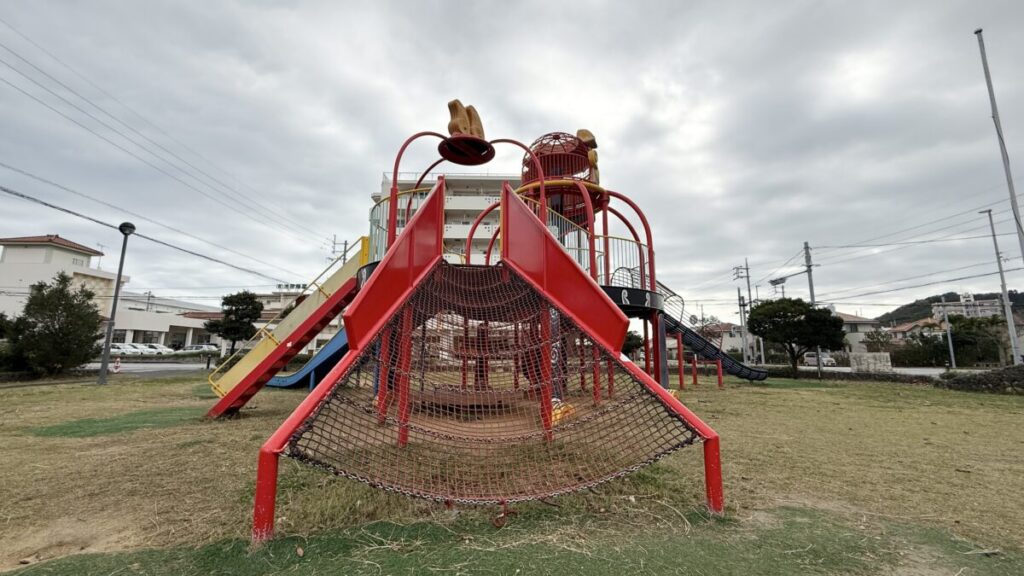 シーサー遊具の裏側