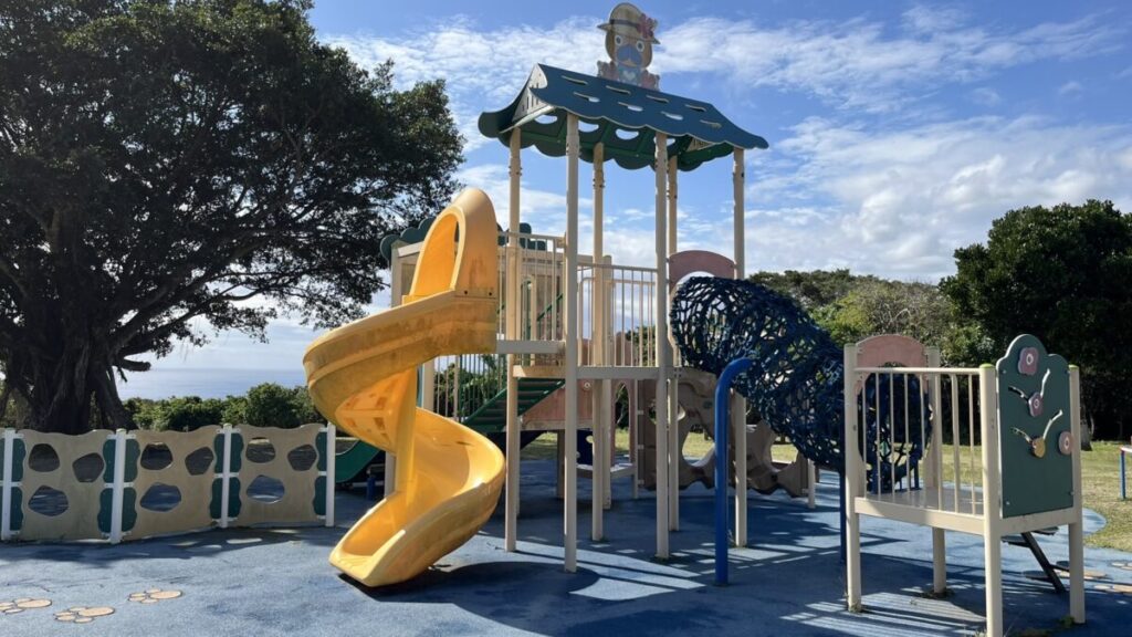 滑り台とブランコ