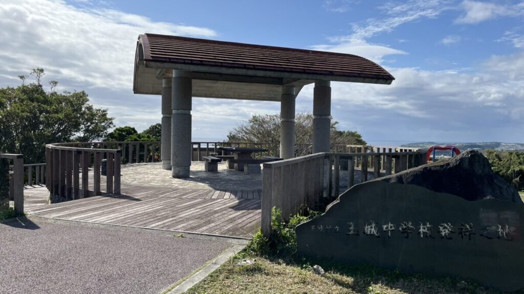 屋根付きベンチと自販機