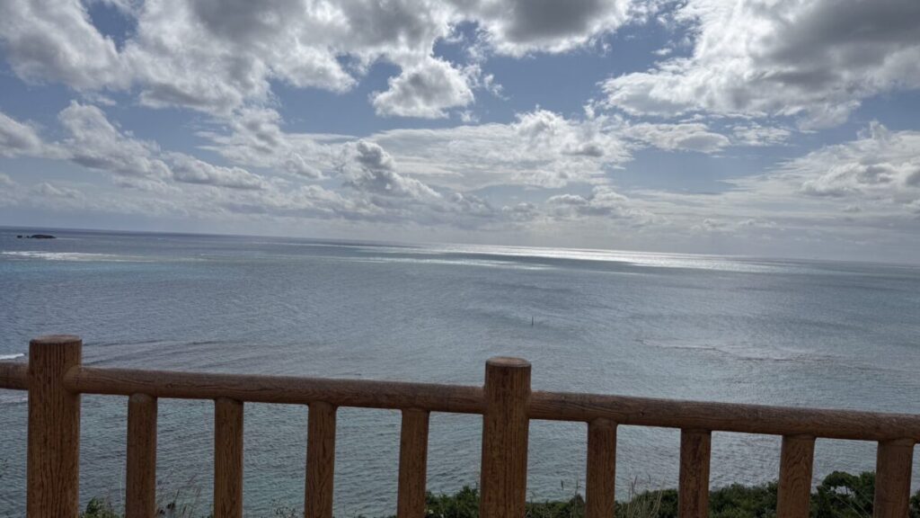 海に突き出した岬の風景