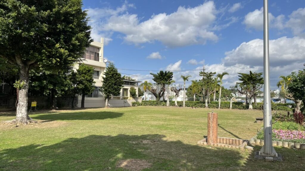 港公園 芝生と遊具