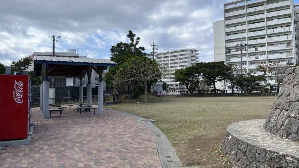 海軍壕公園 屋根付きベンチ
