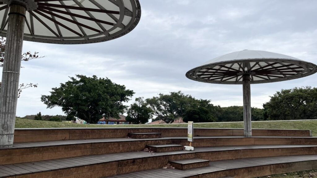 屋根付きベンチ