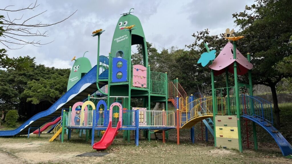 宮城公園のヘチマ遊具全体