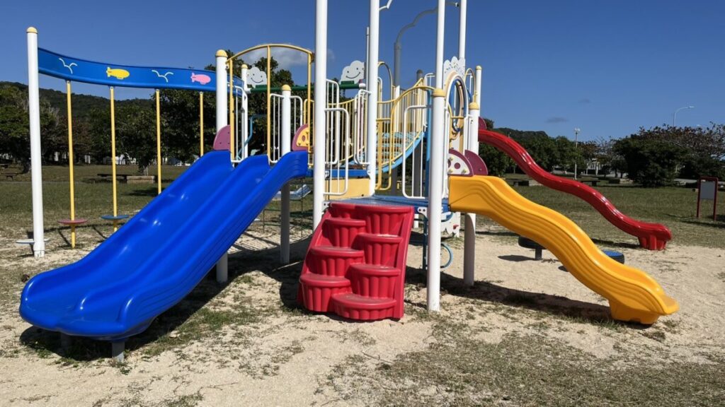 平安座西公園のコンビネーション遊具全体