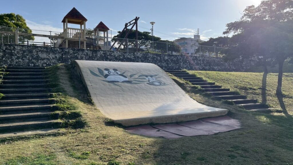 ぐるぐる回るスパイラル滑り台