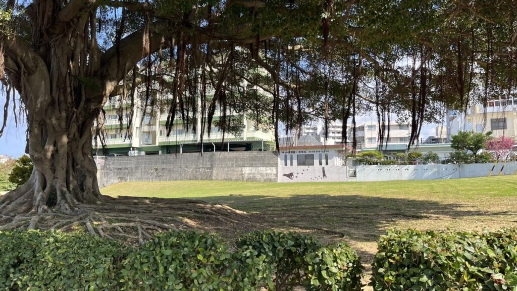 比屋良川公園の広場
