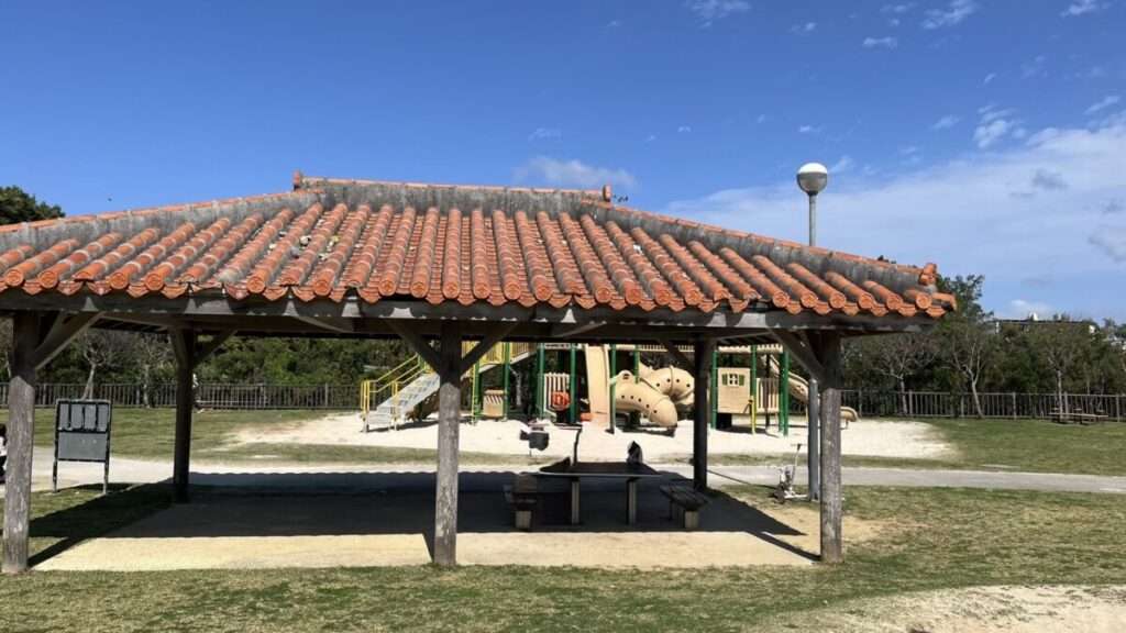 比屋良川公園の休憩スペース