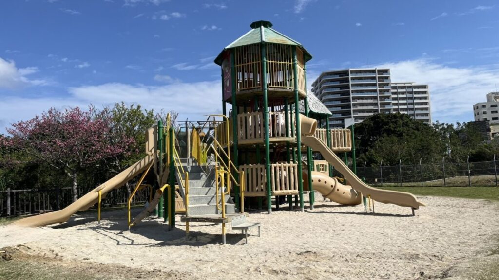 比屋良川公園の砂場