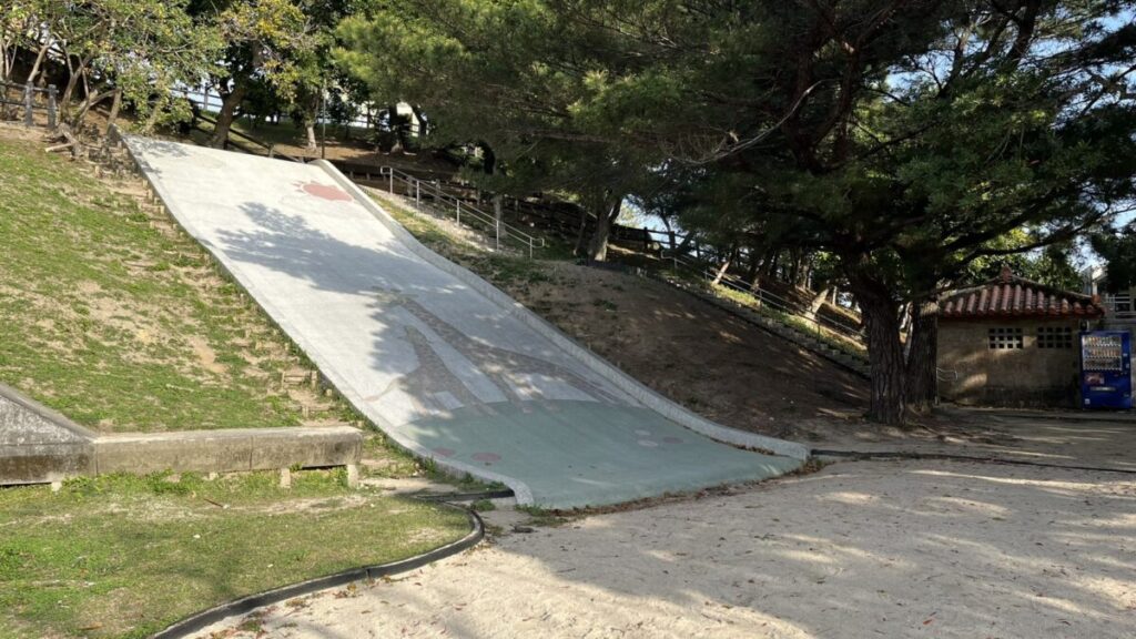 砂場に繋がる滑り台